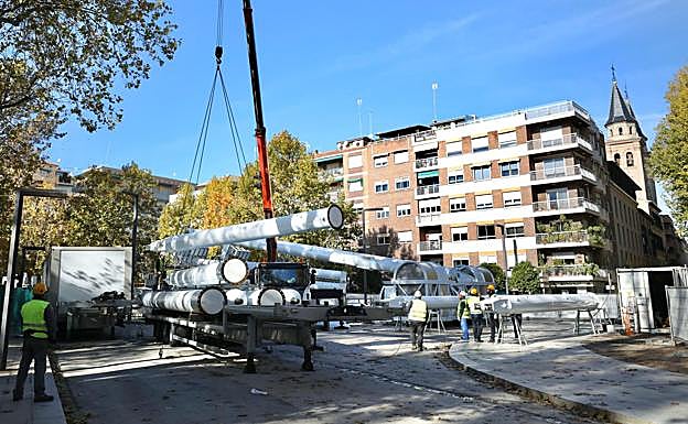 Imagen. Así se está construyendo la noria del Paseo del Salón. 