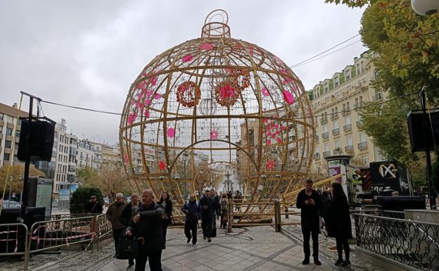 La gran 'bola' de Navidad de Granada ya luce en pruebas