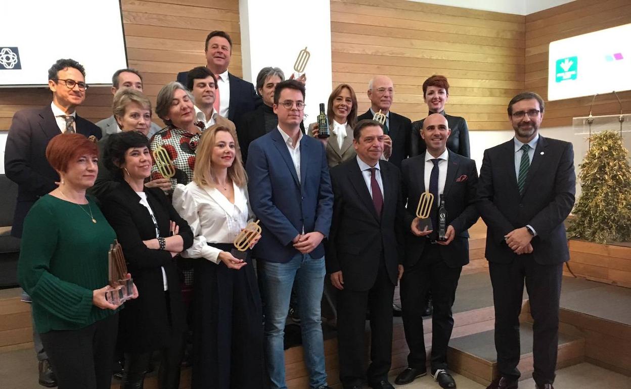 Representantes de los aceites jienenses y el rector de la Universidad de Jaén, Juan Gómez, primero por la derecha. 