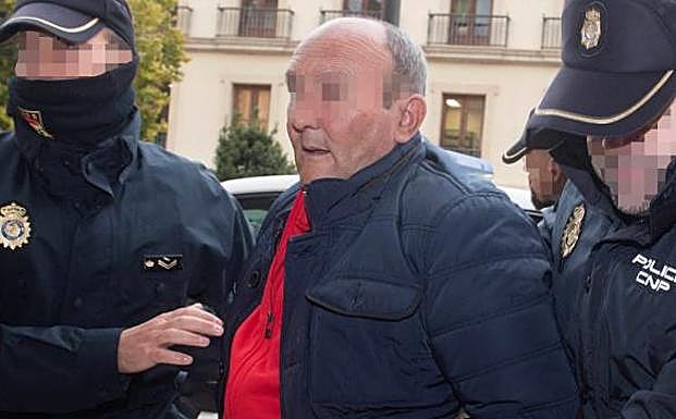 Dos policías nacionales entran a la Audiencia de Granada al acusado. 