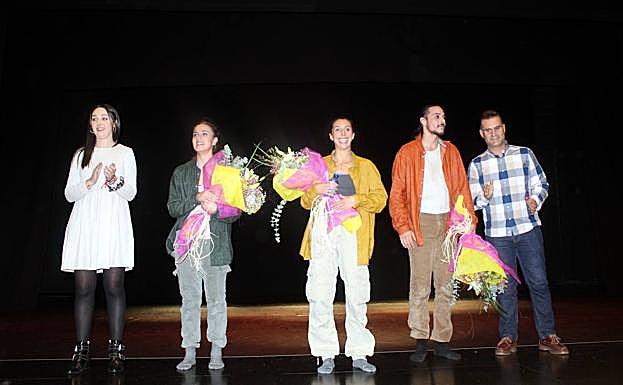 Flores para los tres intérpretes de 'Trica'. 