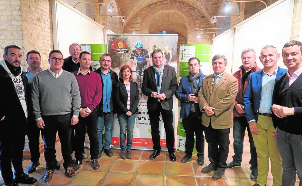 Autoridades y representantes de la organización ayer en la presentación de la etapa. 