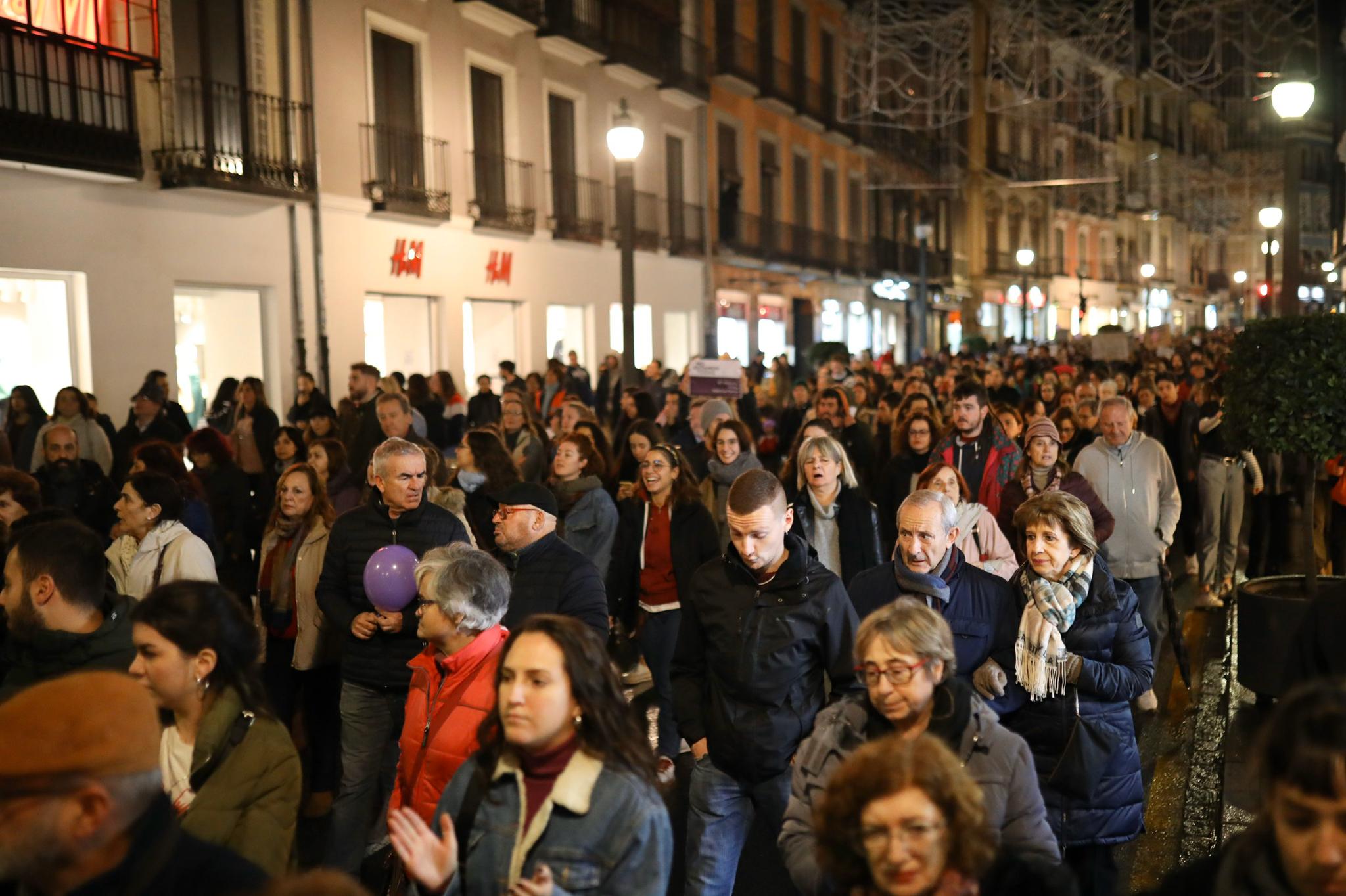 La manifestación con motivo del 25N ha puesto en valor la figura de la mujer con numerosos cánticos 