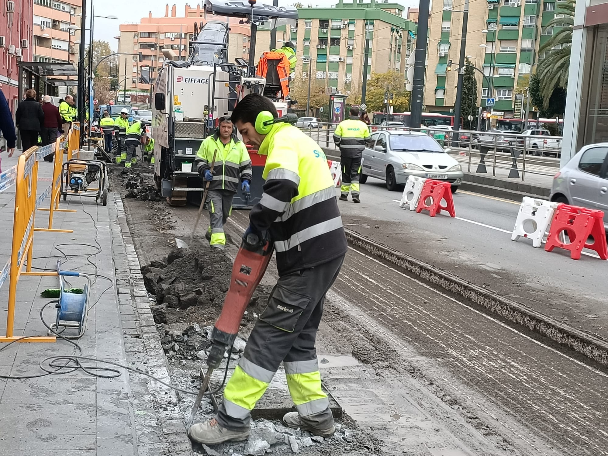 Fotos: Así están asfaltando las paradas de autobús en Granada