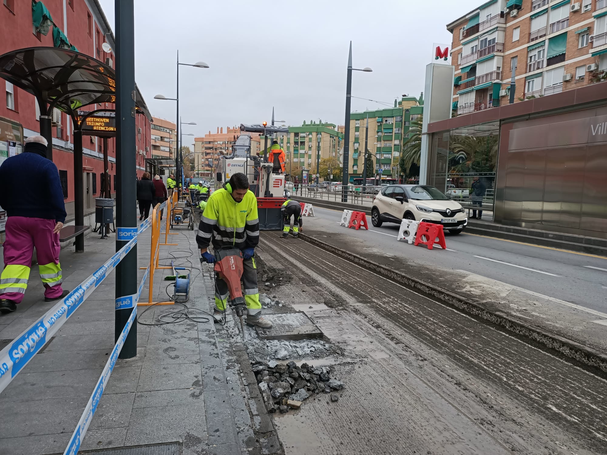 Fotos: Así están asfaltando las paradas de autobús en Granada