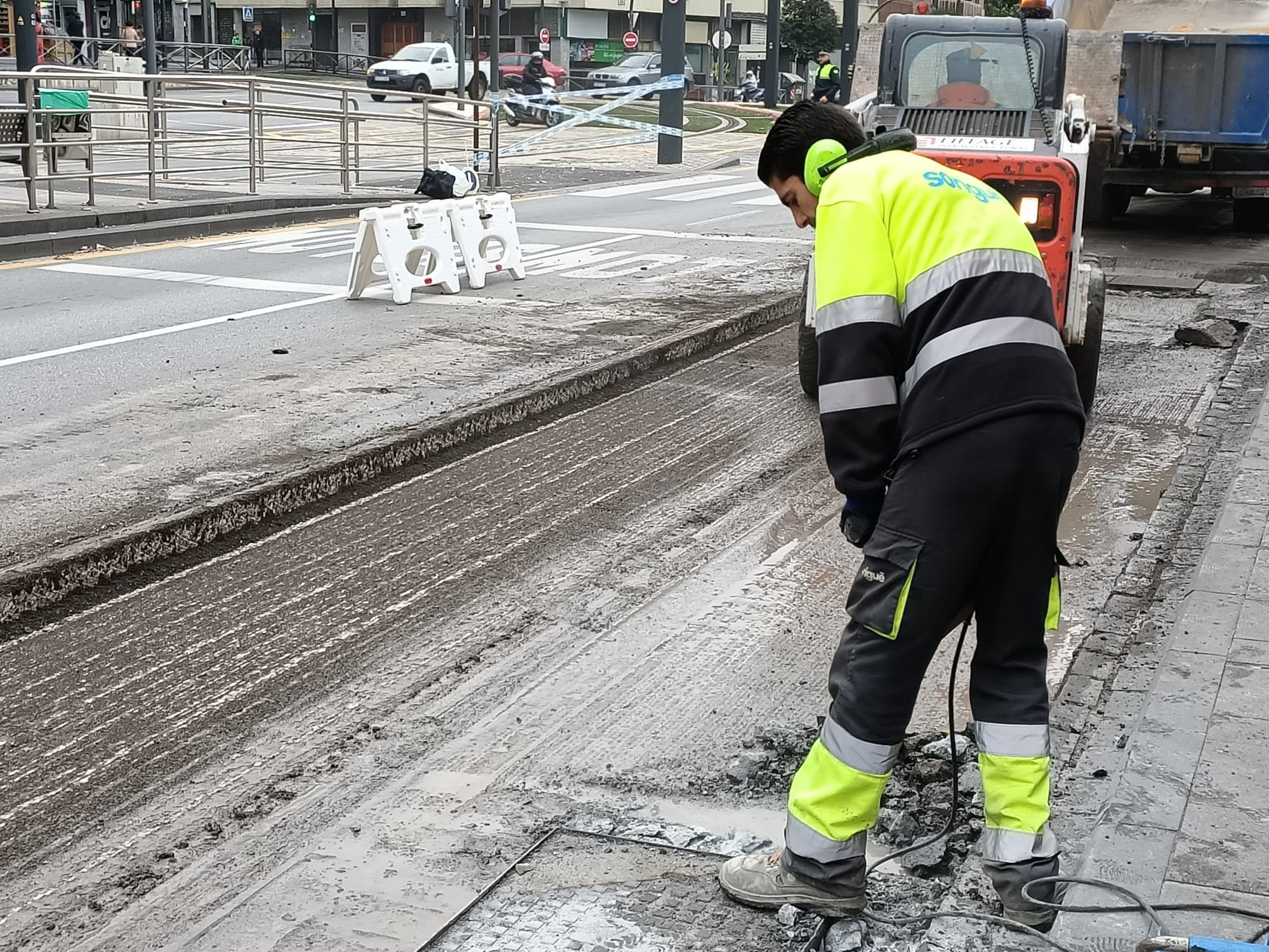 Fotos: Así están asfaltando las paradas de autobús en Granada