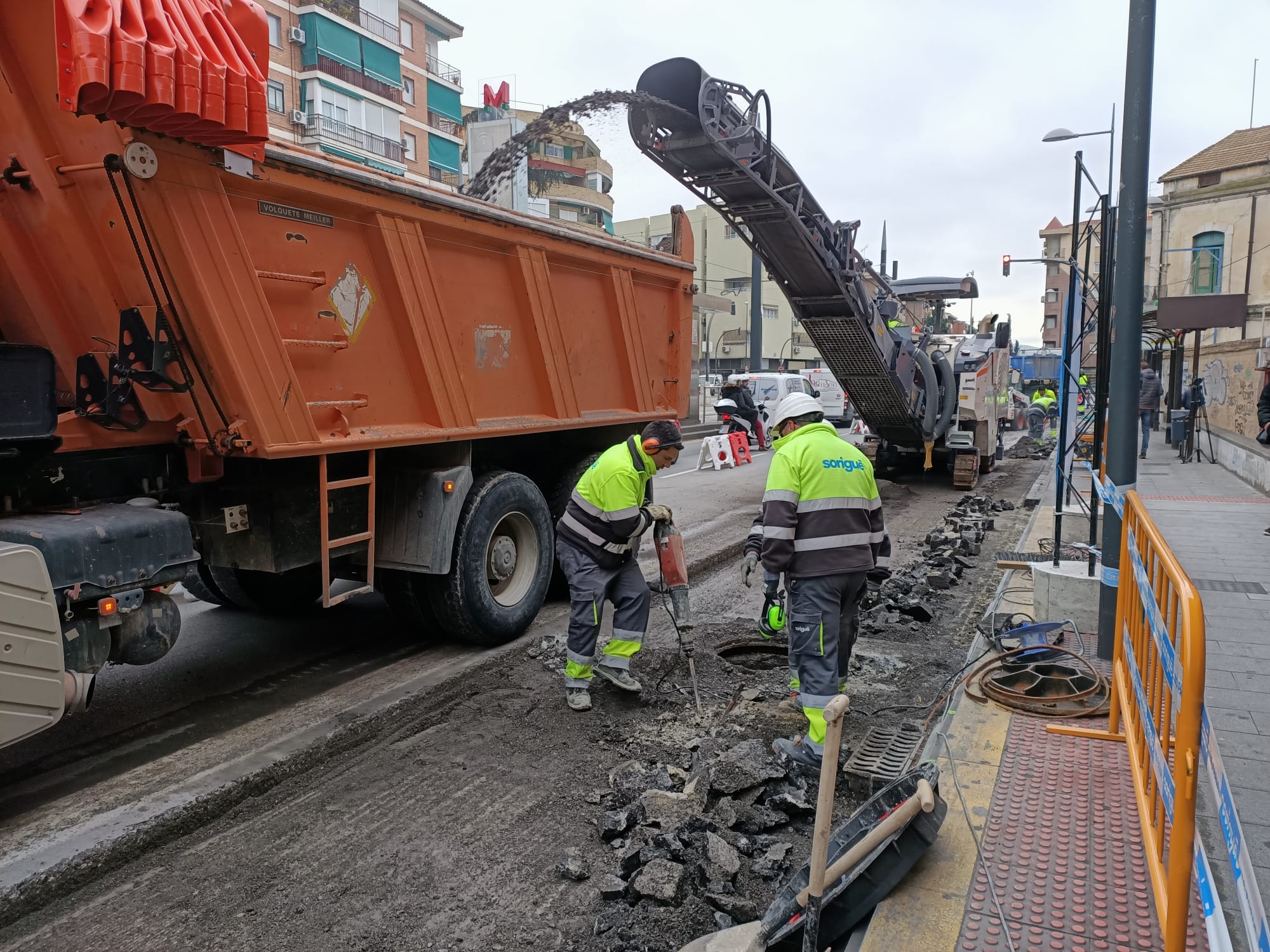 Fotos: Así están asfaltando las paradas de autobús en Granada