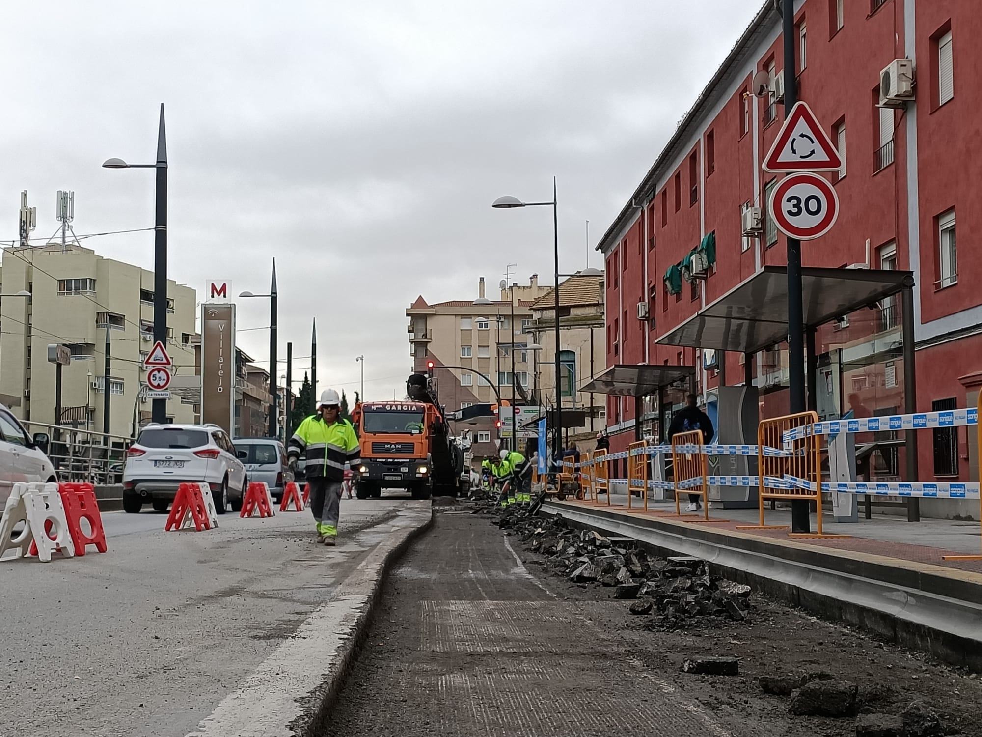 Fotos: Así están asfaltando las paradas de autobús en Granada