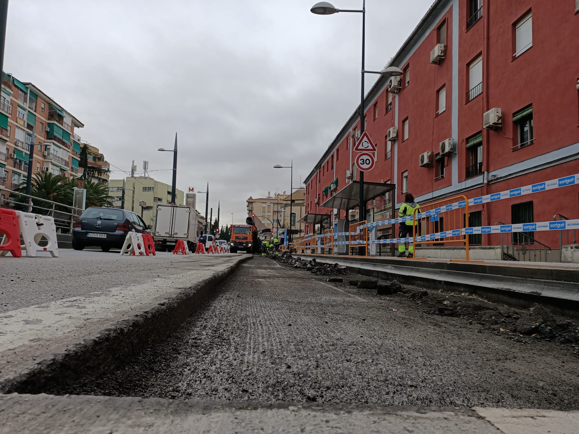 Fotos: Así están asfaltando las paradas de autobús en Granada