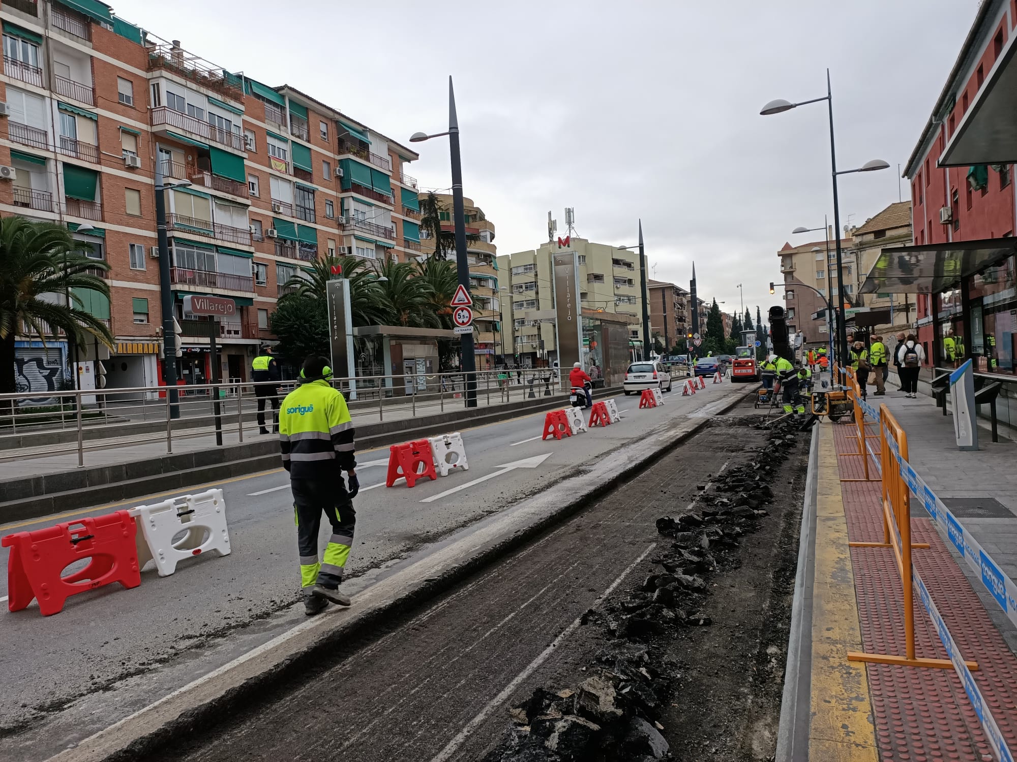 Fotos: Así están asfaltando las paradas de autobús en Granada