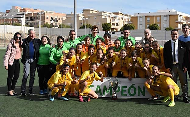 La selección de Cádiz, campeona sub-15, con miembros de la RFAF, municipales y Junta deAndalucía. 