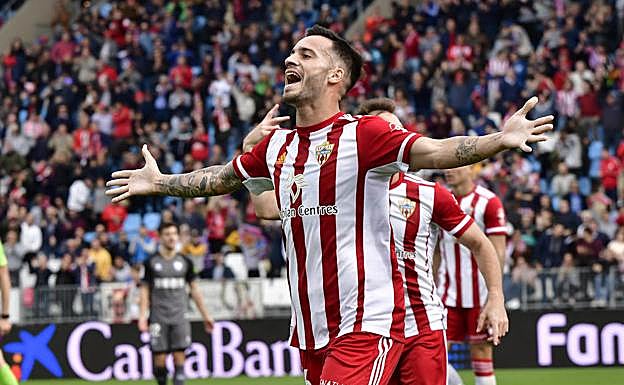 José Carlos Lazo celebra el segundo gol rojiblanco frente al CD Numancia. 