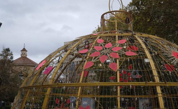 Galería. sí es la bola transitable que iluminará la Navidad en Granada. 