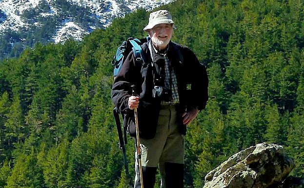 Eduardo Martínez de Pisón en plena ascensión montañera. 