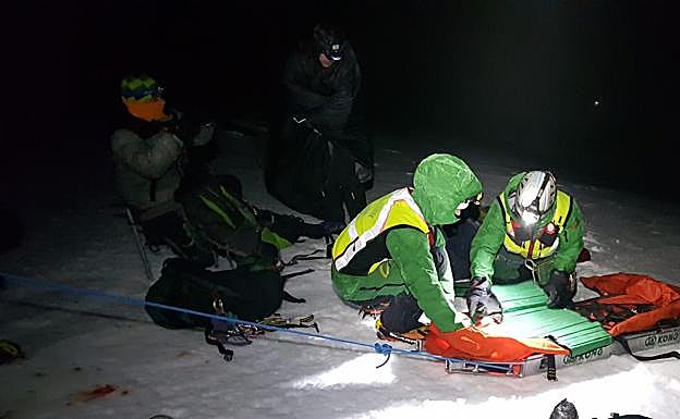 Sucesos en Granada | Rescatado un montañero que había caído por un barranco en Capileira