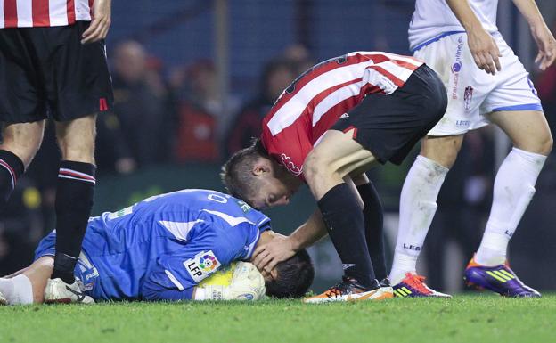 Roberto retiene un balón en aquel 0-1 con Fabri ante la súplica de Muniain. 