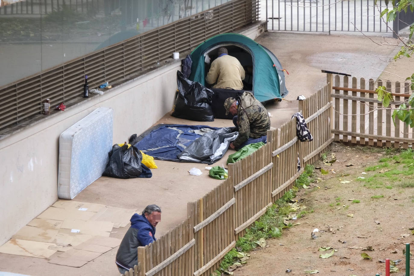La Polcía Local procede al desalojo del parque donde se encontraban los indigentes