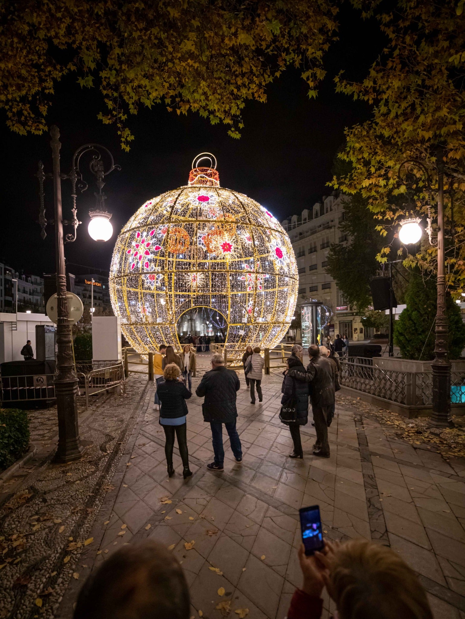 La gran bola de la Fuente de las Batallas y otras localizaciones como Ganivet o Plaza del Carmen se han encendido por unos minutos esta noche 