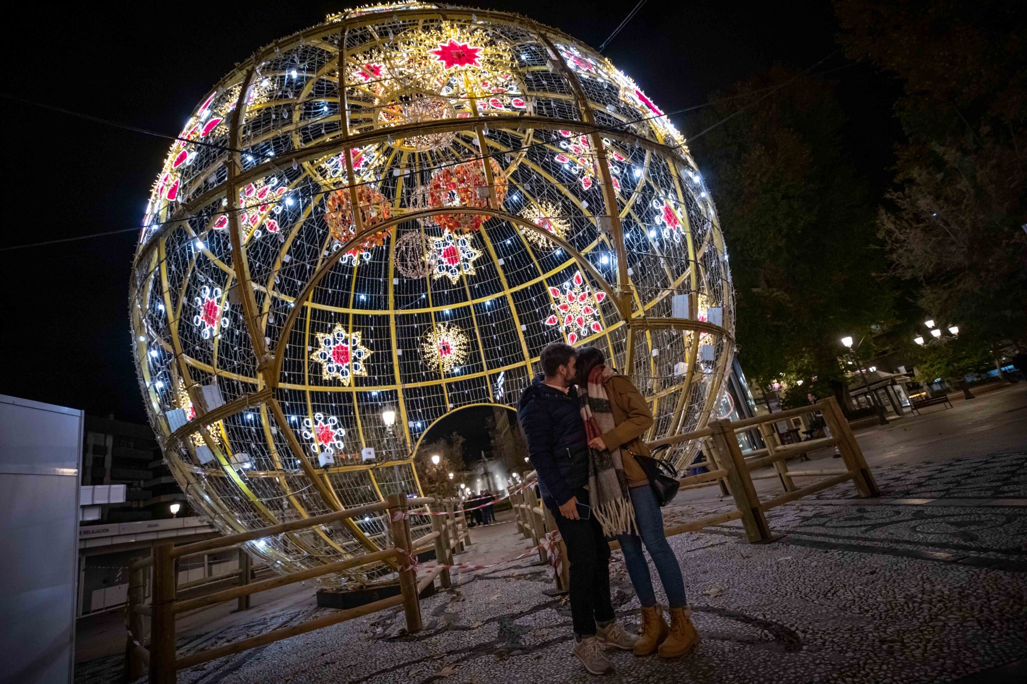 La gran bola de la Fuente de las Batallas y otras localizaciones como Ganivet o Plaza del Carmen se han encendido por unos minutos esta noche 