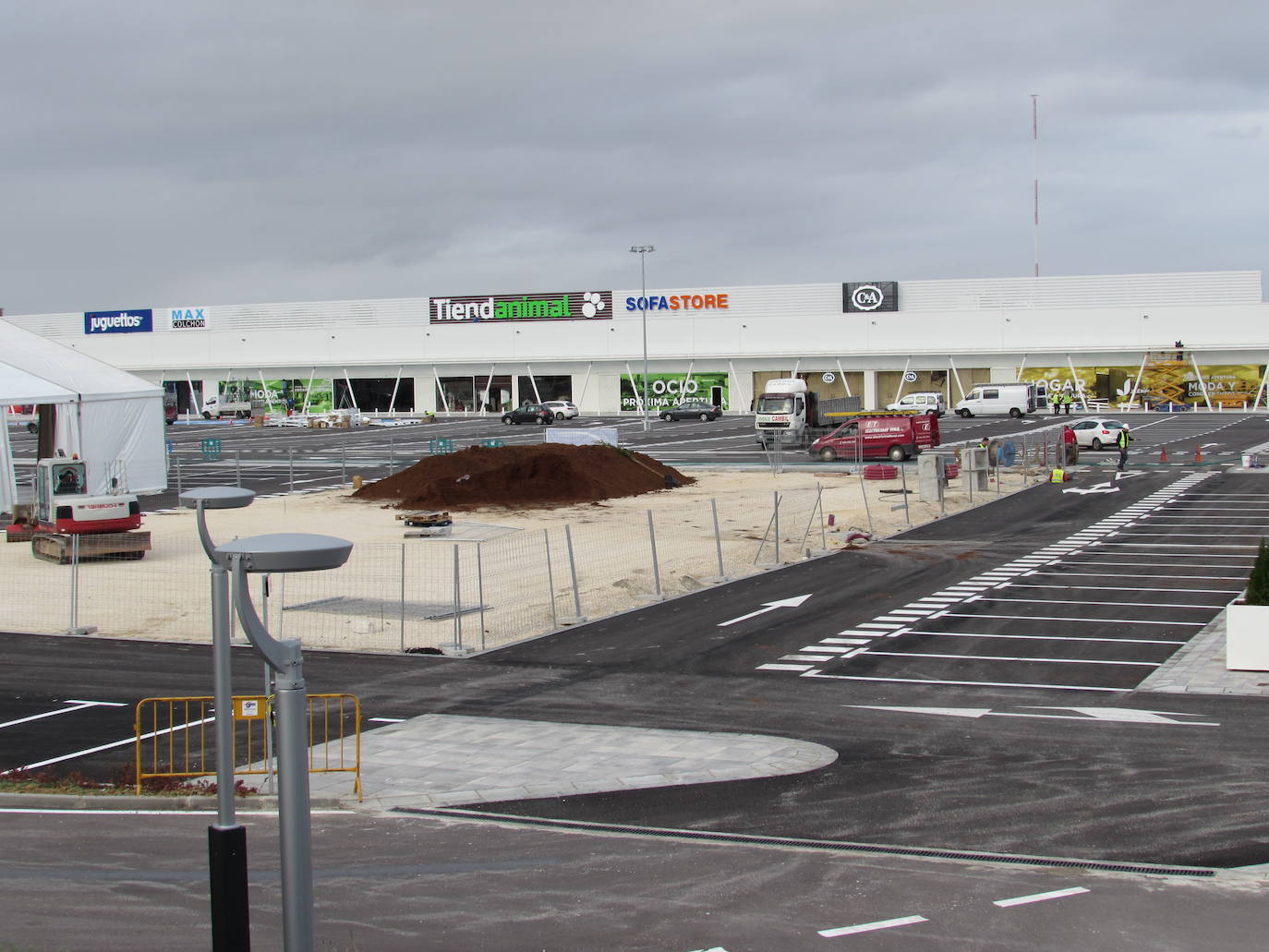 Al menos seis firmas abrirán el viernes, en un acto con carpa, autoridades y vídeo, y otras como Decathlon lo harán en diciembre 