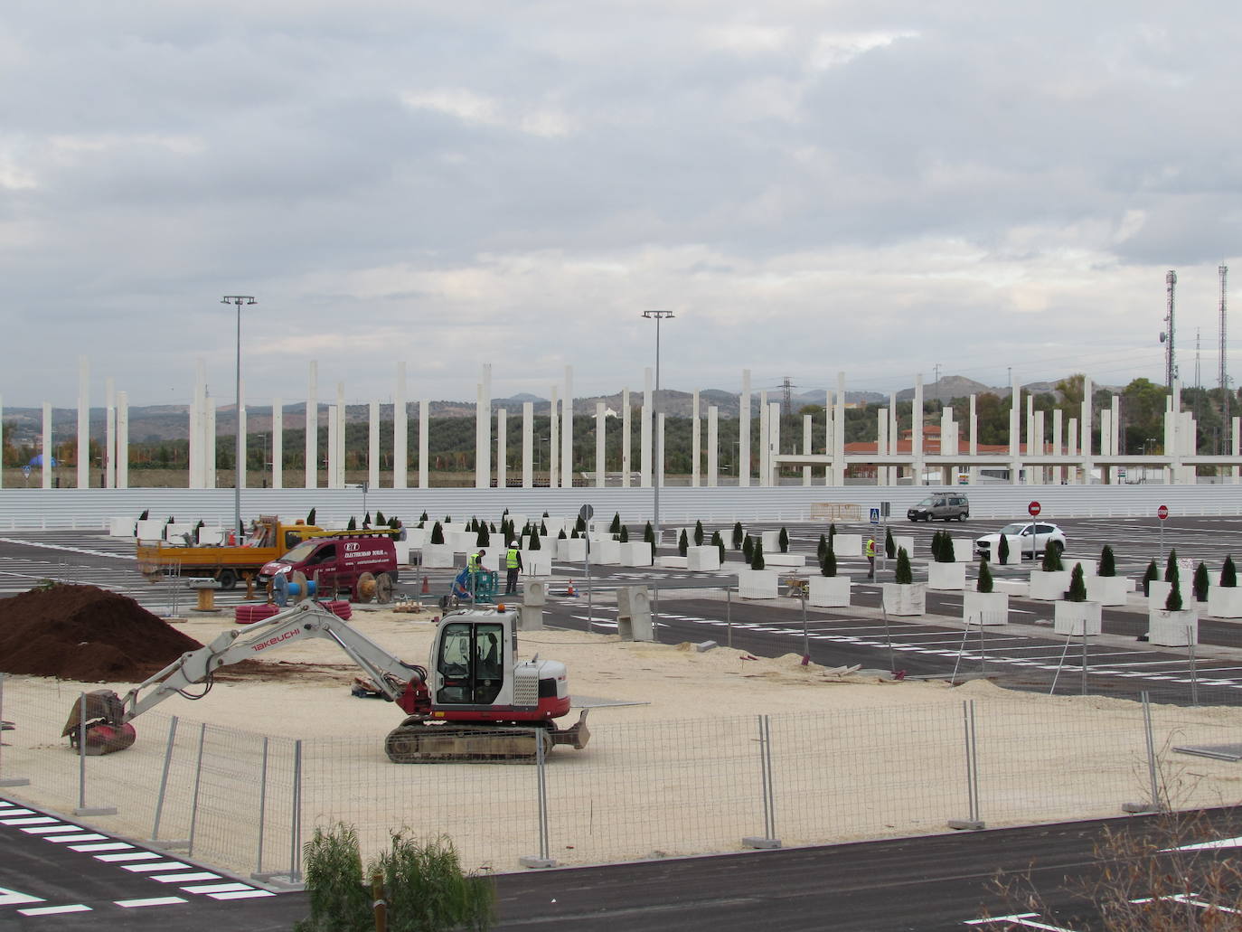 Al menos seis firmas abrirán el viernes, en un acto con carpa, autoridades y vídeo, y otras como Decathlon lo harán en diciembre 