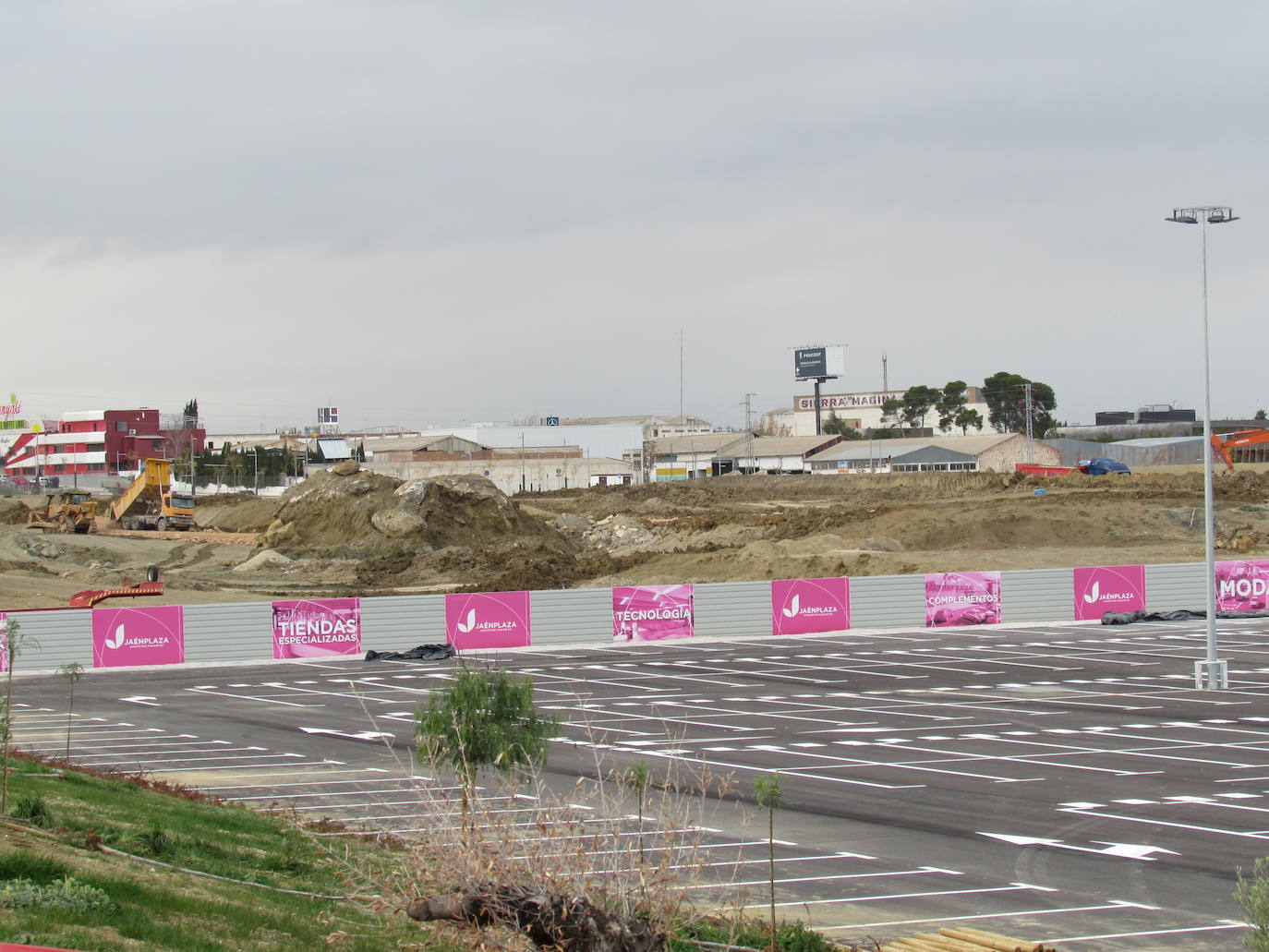 Al menos seis firmas abrirán el viernes, en un acto con carpa, autoridades y vídeo, y otras como Decathlon lo harán en diciembre 