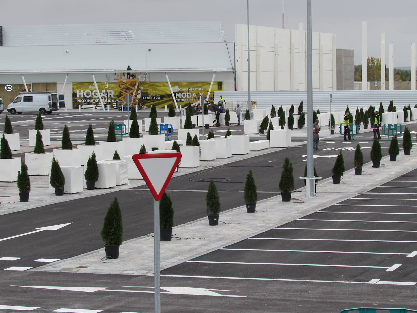 Al menos seis firmas abrirán el viernes, en un acto con carpa, autoridades y vídeo, y otras como Decathlon lo harán en diciembre 