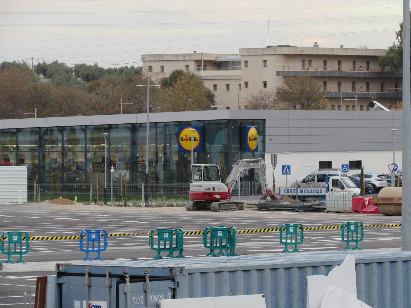 Al menos seis firmas abrirán el viernes, en un acto con carpa, autoridades y vídeo, y otras como Decathlon lo harán en diciembre 