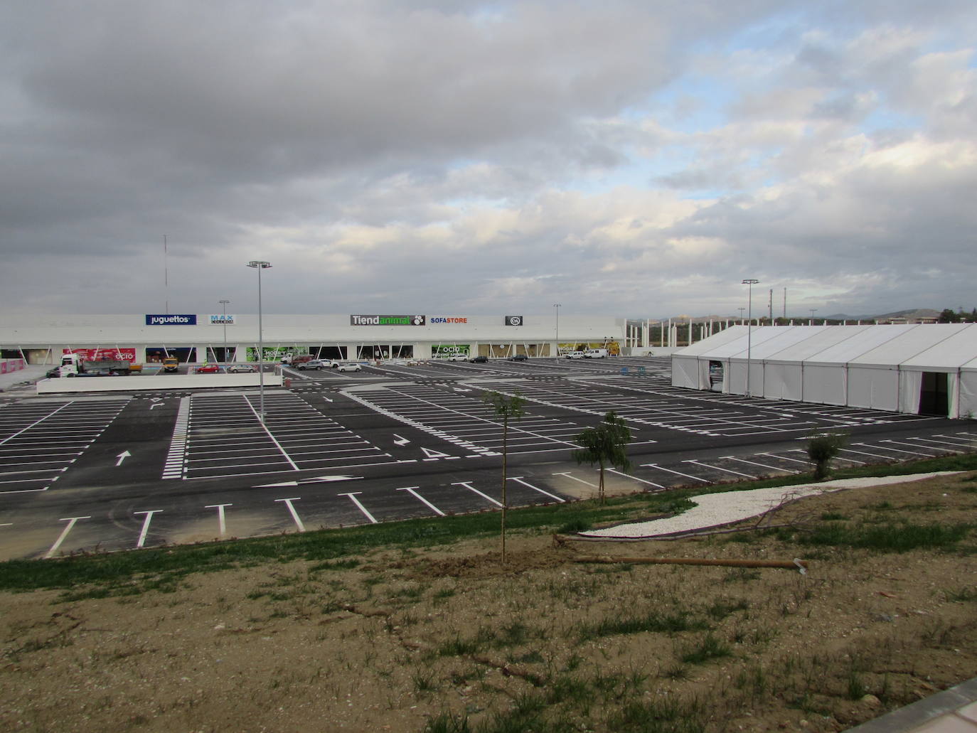 Al menos seis firmas abrirán el viernes, en un acto con carpa, autoridades y vídeo, y otras como Decathlon lo harán en diciembre 