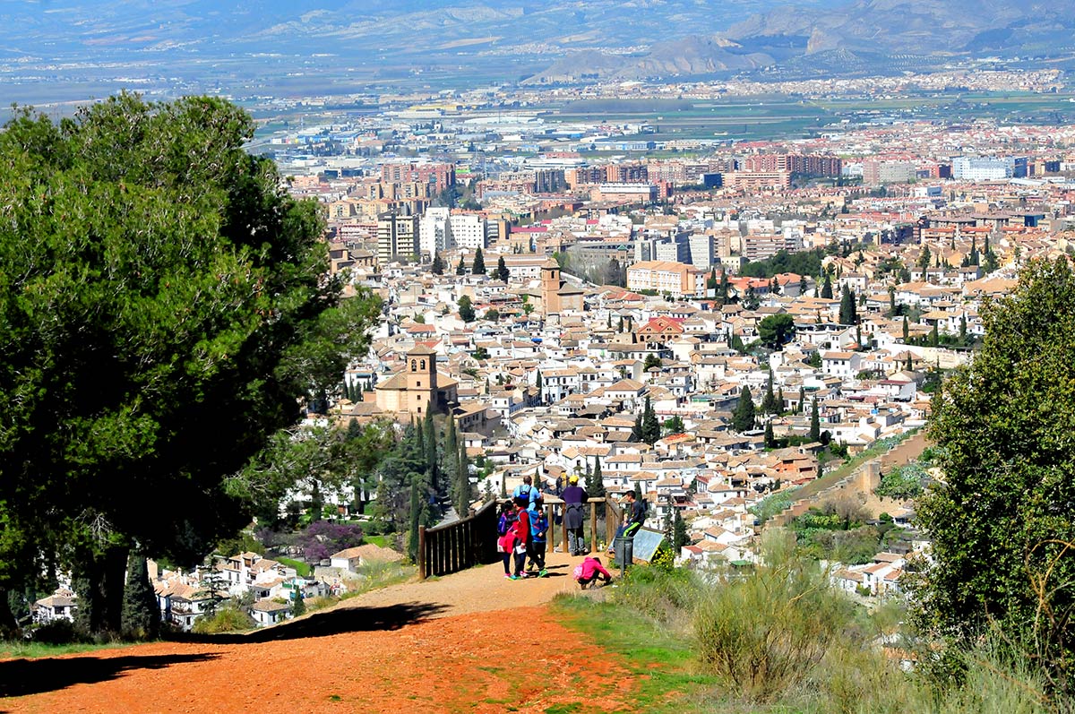 Mirador de los Halconeros con el Albaicín y la ciudad al fondo.