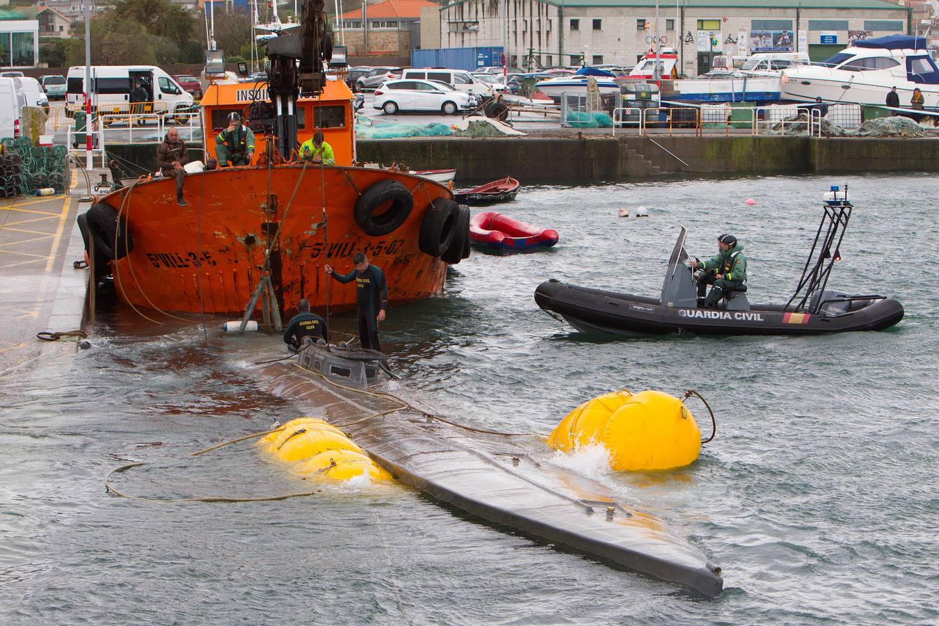 Una grúa transporta uno de los narcosubmarinos interceptados