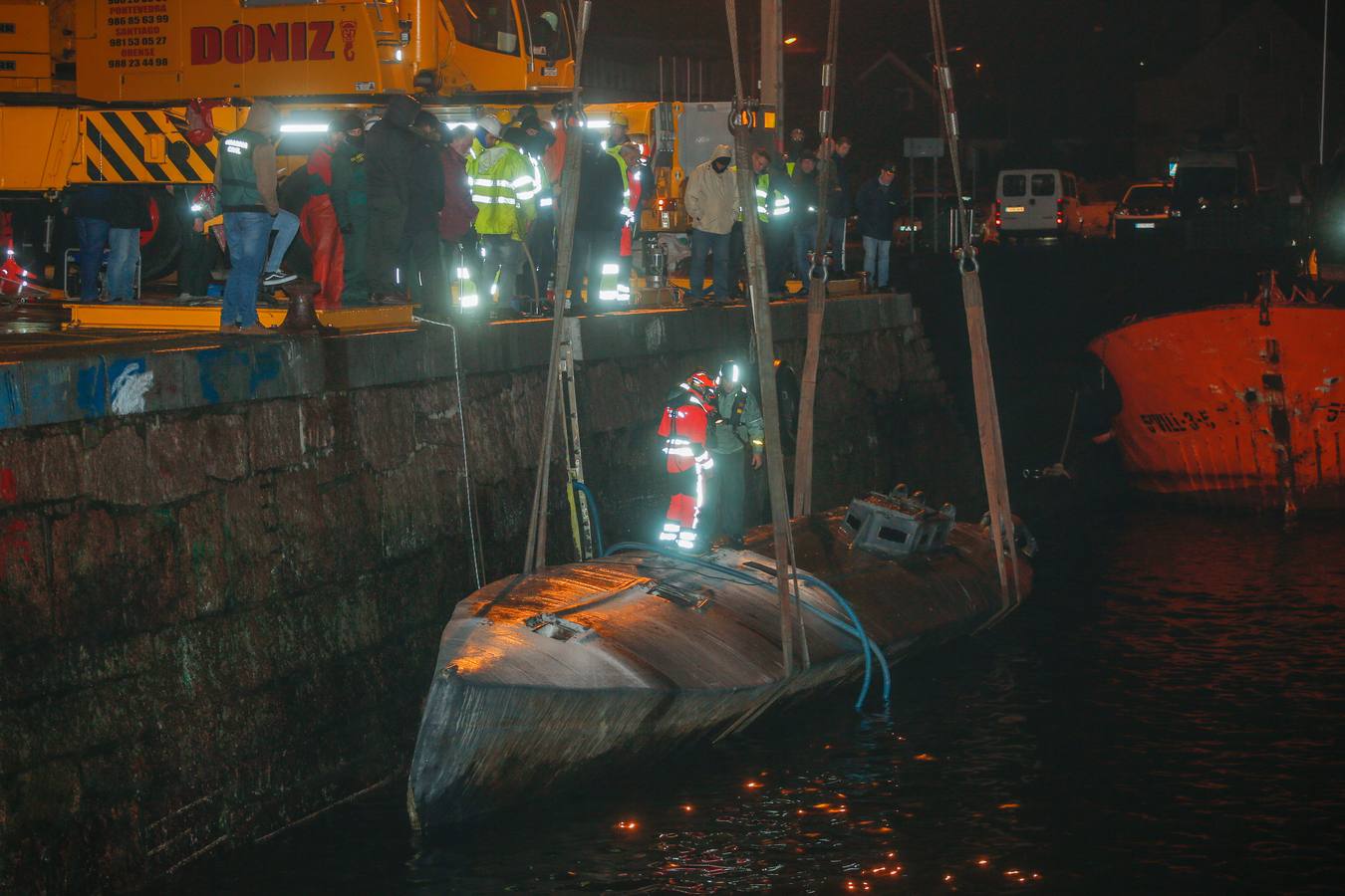 Una grúa transporta uno de los narcosubmarinos interceptados