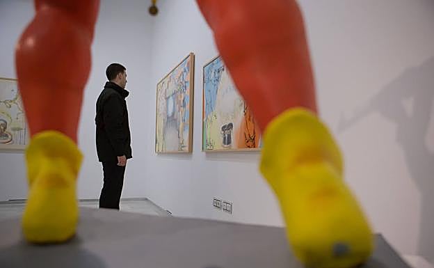 Imagen principal - La exposición de Chema Cobo está compuesta por cincuenta dibujos y bocetos.