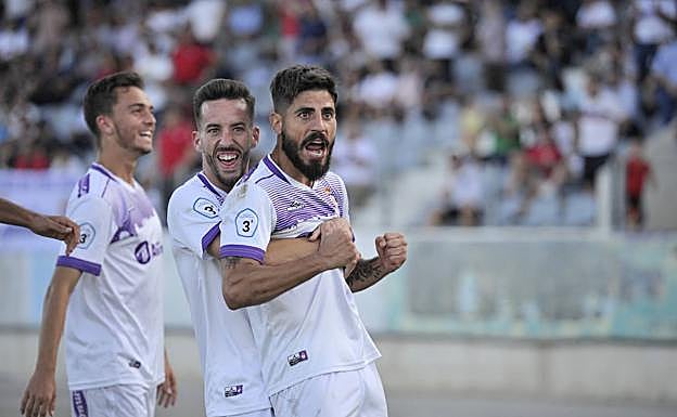 Álvaro Ocaña abraza por detrás a Juanma Espinosa. 