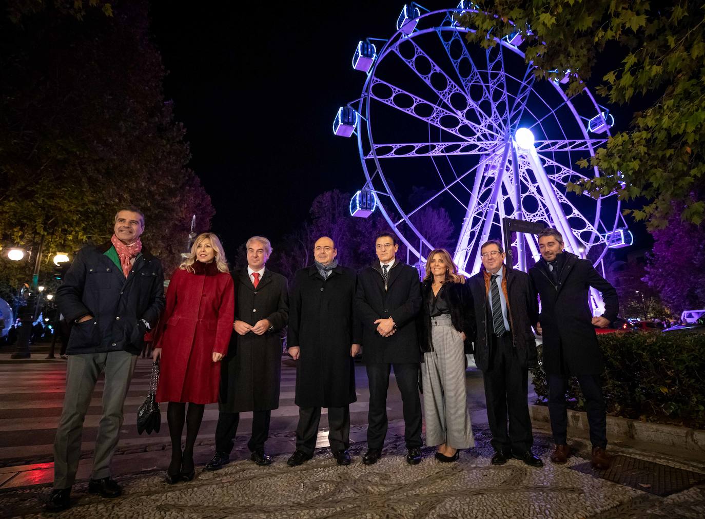 El alcalde de Granada, Luis Salvador, ha asistido a la inauguración de esta atracción, que centrará la atención de la Navidad en la capital 