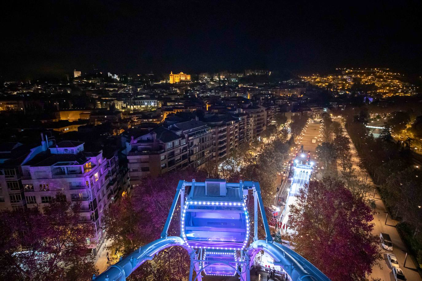 El alcalde de Granada, Luis Salvador, ha asistido a la inauguración de esta atracción, que centrará la atención de la Navidad en la capital 