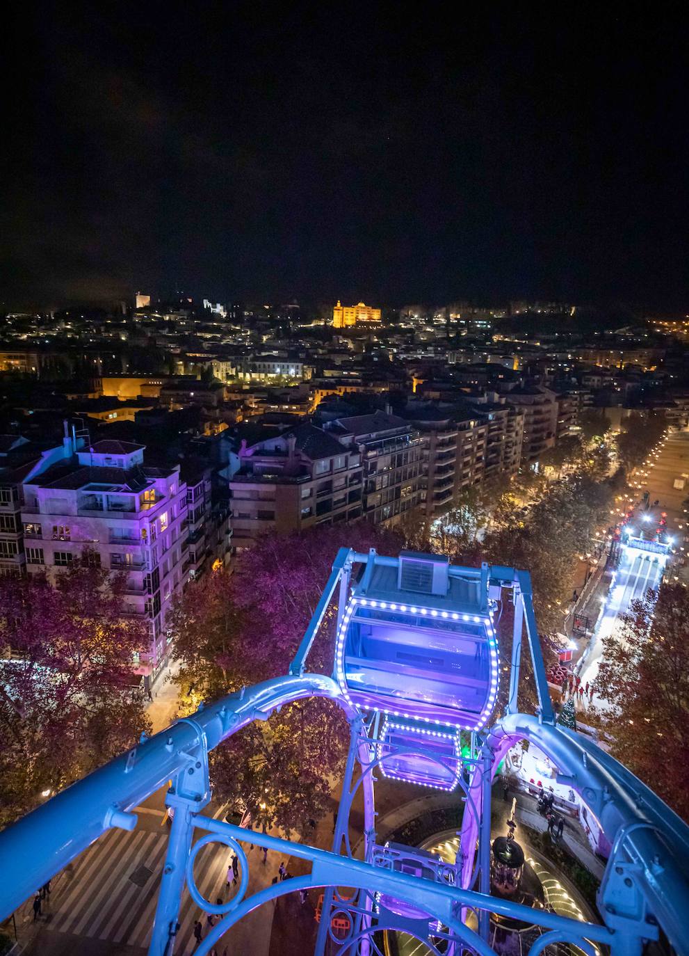 El alcalde de Granada, Luis Salvador, ha asistido a la inauguración de esta atracción, que centrará la atención de la Navidad en la capital 