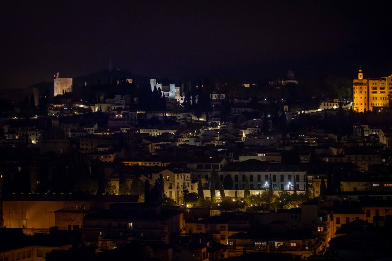 El alcalde de Granada, Luis Salvador, ha asistido a la inauguración de esta atracción, que centrará la atención de la Navidad en la capital 