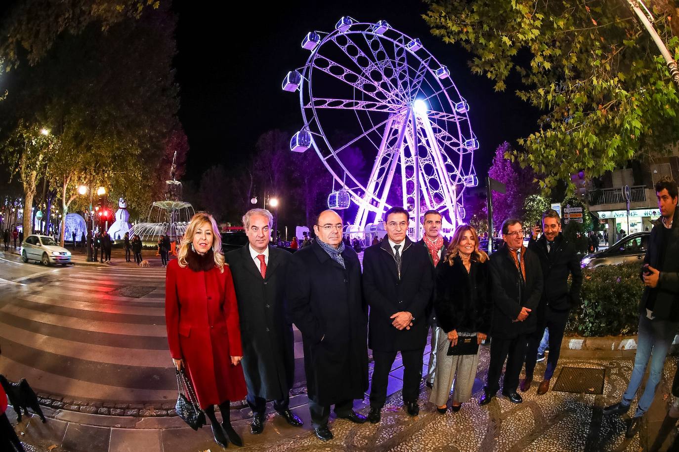 El alcalde de Granada, Luis Salvador, ha asistido a la inauguración de esta atracción, que centrará la atención de la Navidad en la capital 