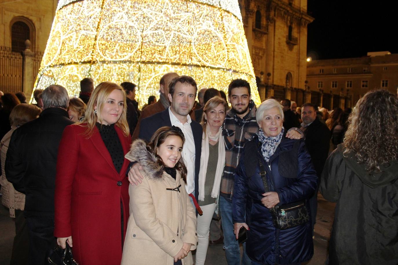 A las 19:00 horas de este jueves, ha tenido lugar el encendido de las luces de Navidad, en la plaza de Santa María