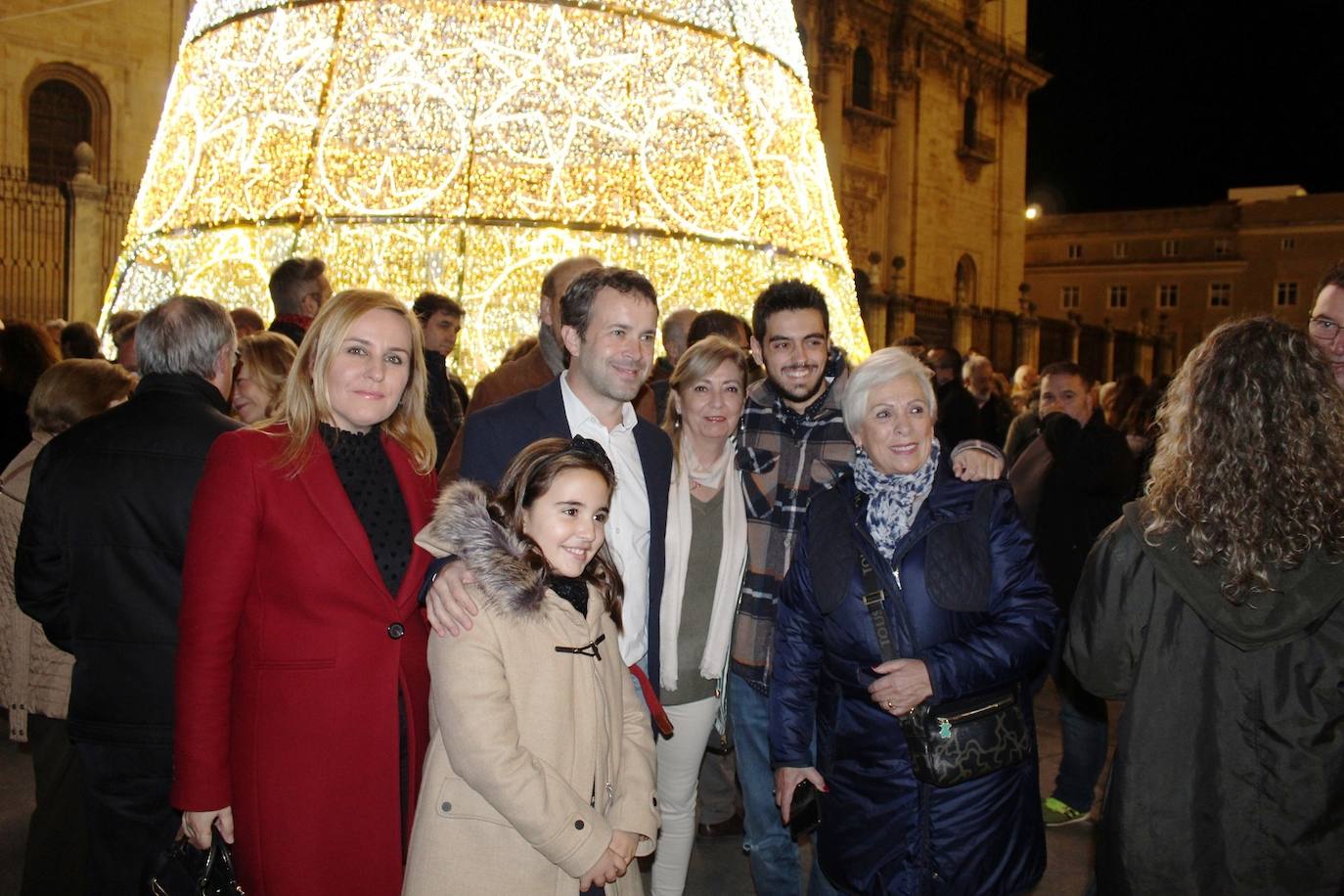 A las 19:00 horas de este jueves, ha tenido lugar el encendido de las luces de Navidad, en la plaza de Santa María