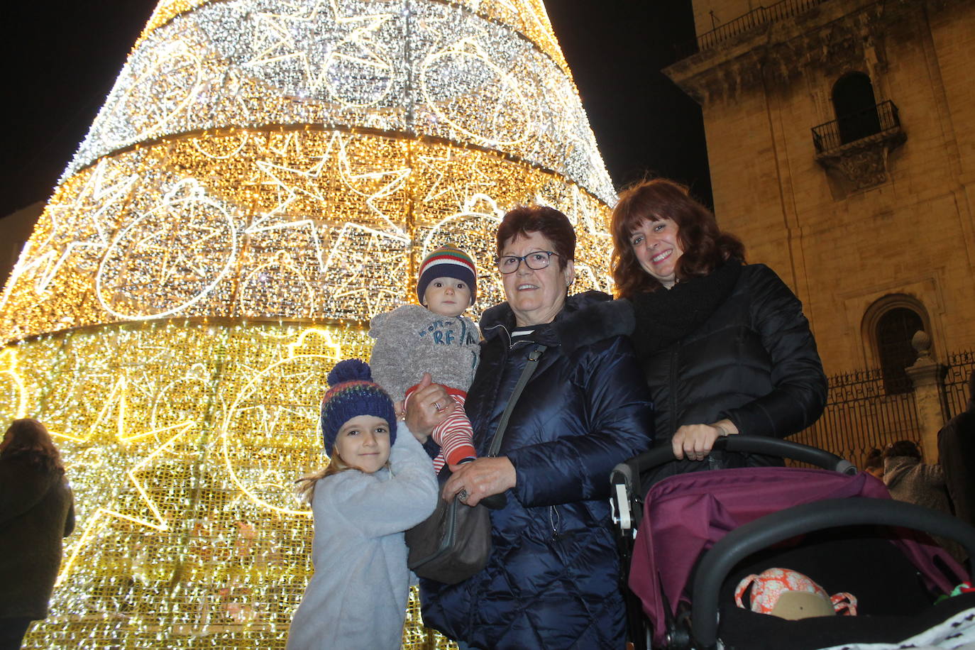 A las 19:00 horas de este jueves, ha tenido lugar el encendido de las luces de Navidad, en la plaza de Santa María
