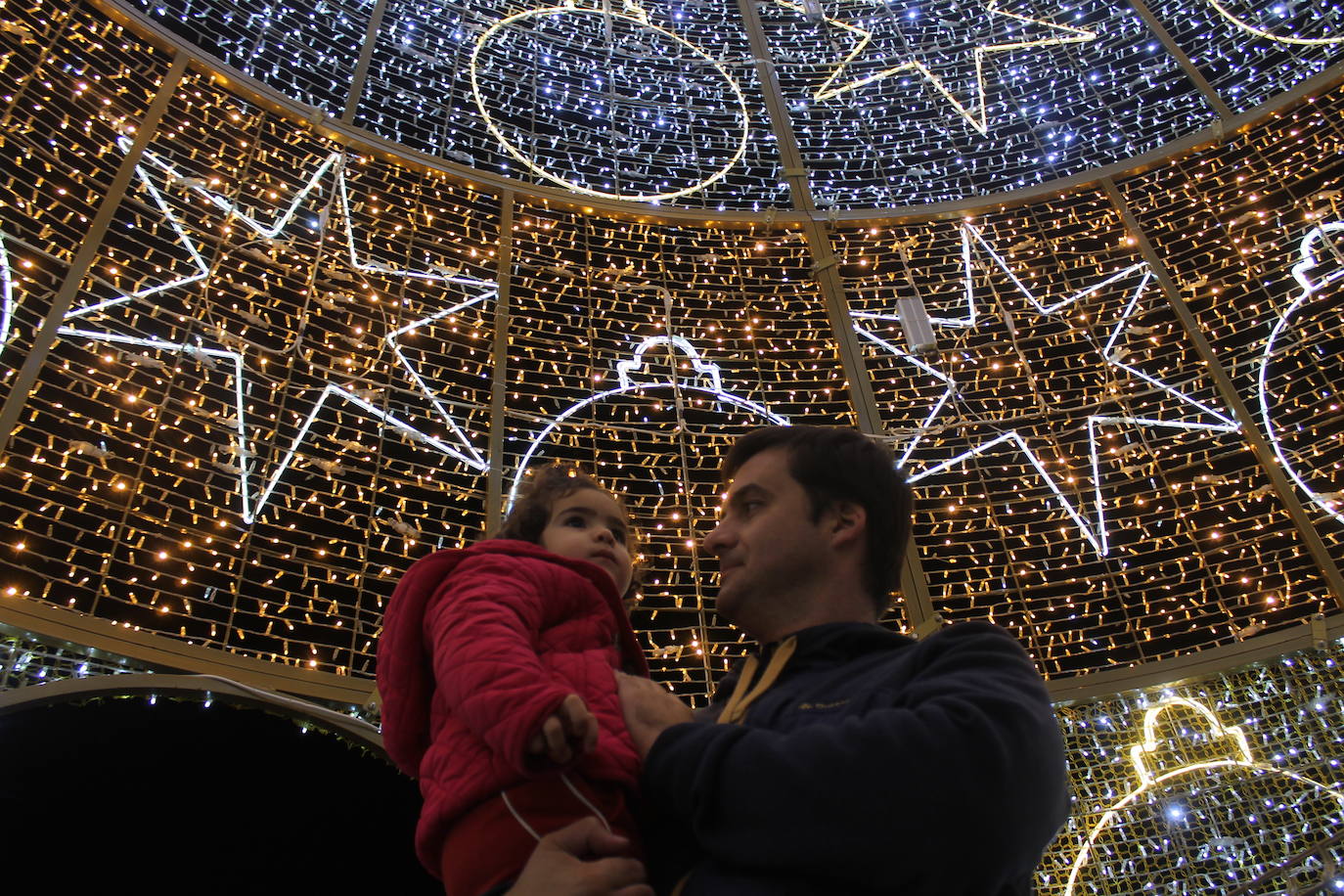 A las 19:00 horas de este jueves, ha tenido lugar el encendido de las luces de Navidad, en la plaza de Santa María