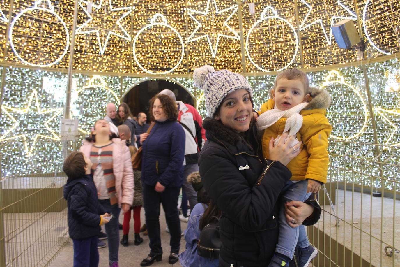 A las 19:00 horas de este jueves, ha tenido lugar el encendido de las luces de Navidad, en la plaza de Santa María