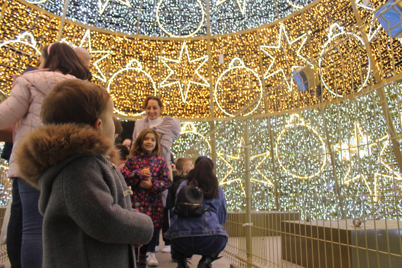 A las 19:00 horas de este jueves, ha tenido lugar el encendido de las luces de Navidad, en la plaza de Santa María