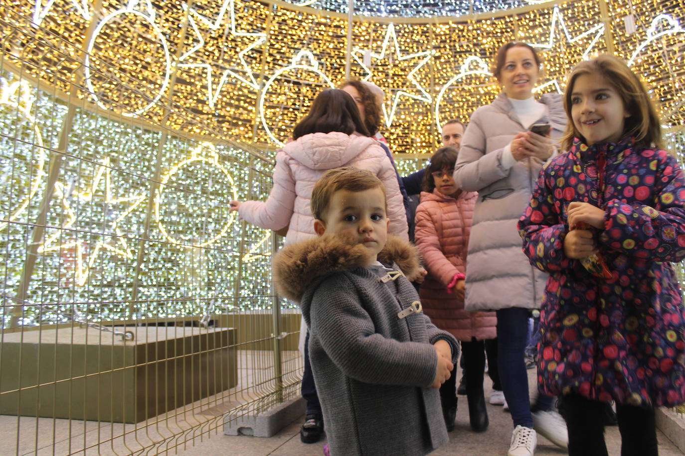 A las 19:00 horas de este jueves, ha tenido lugar el encendido de las luces de Navidad, en la plaza de Santa María