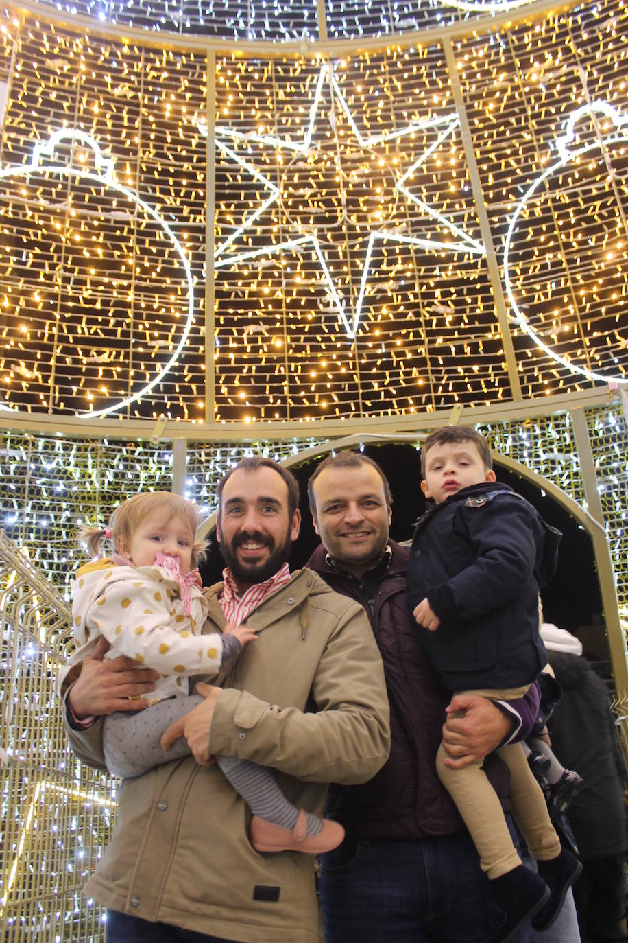 A las 19:00 horas de este jueves, ha tenido lugar el encendido de las luces de Navidad, en la plaza de Santa María
