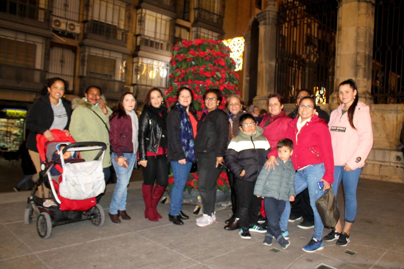 A las 19:00 horas de este jueves, ha tenido lugar el encendido de las luces de Navidad, en la plaza de Santa María