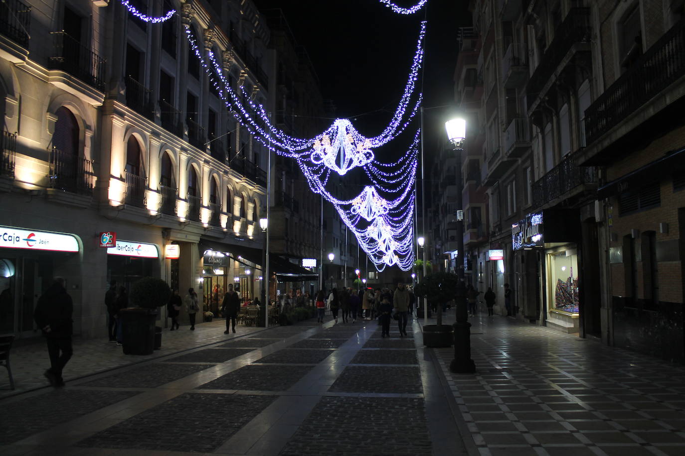 A las 19:00 horas de este jueves, ha tenido lugar el encendido de las luces de Navidad, en la plaza de Santa María
