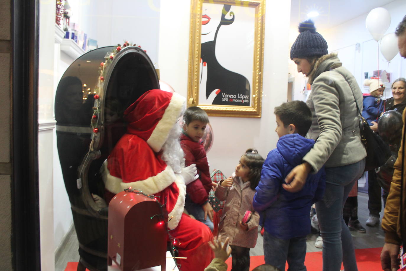 A las 19:00 horas de este jueves, ha tenido lugar el encendido de las luces de Navidad, en la plaza de Santa María